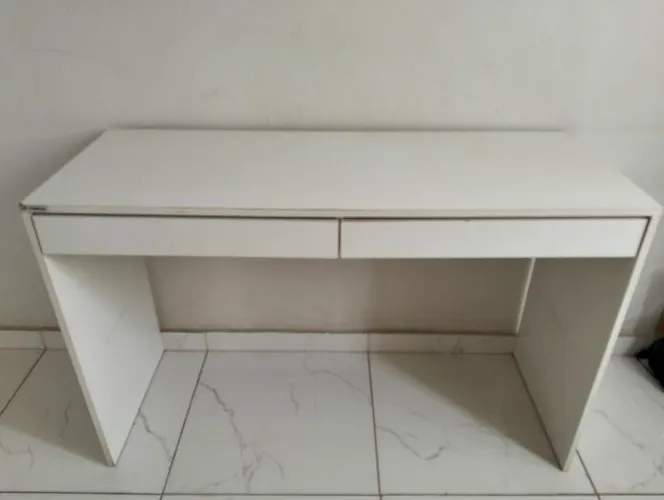 MESA BRANCA COM 2 GAVETAS