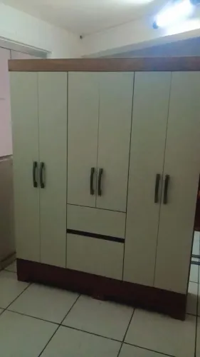 Vendo Guarda roupa de solteiro 6 portas 450