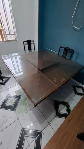 Mesa grande de vidro sem as cadeiras