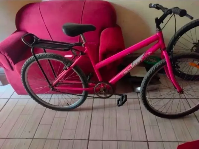 Bicicleta Aro 26 rosa com cargueiro 