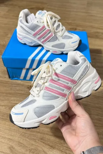 Adidas premium tamanhos disponivel 35 39 40<br>Disponível 35,39,40 tama<br><br>Valor 75$