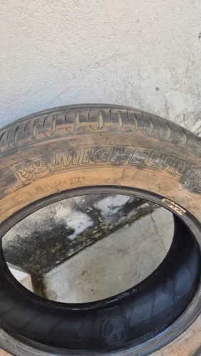 2  pneus Aro 14 175/65 (Michelin e Continental)