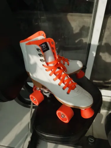 Patins Quad Retrô Branco e Laranja 4 rodas (usado apenas uma vez)