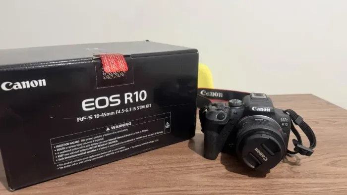 Câmera Canon EOS R10 com RF-S 18-45 mm