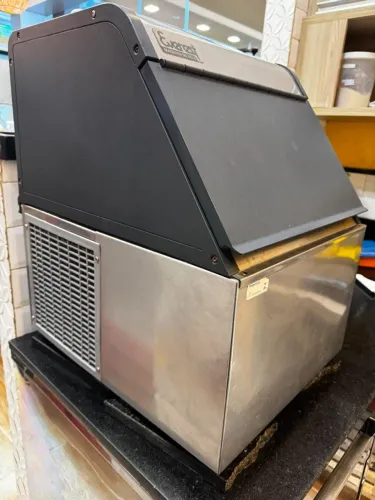 Maquina de gelo Semi nova
