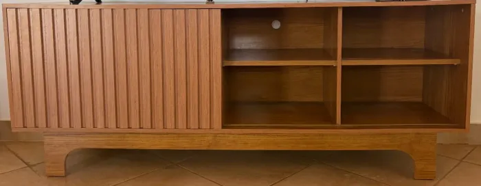 Rack para TV de madeira com porta de correr ripada e nichos