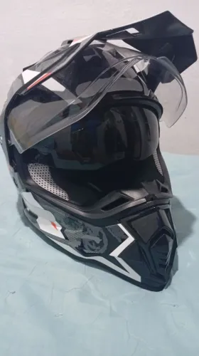 Capacete semi-novo, usado pouquíssimas vezes com bolsa de pano e manual.