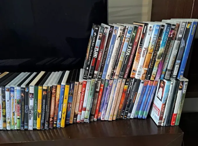 Msis de 200 DVDs de Filmes épicos e infantil também.