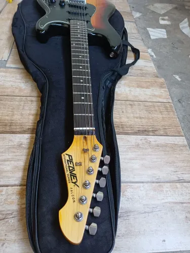 Guitarra stratocaster peavey falcon 