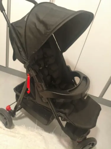 Carrinho de bebê Cosco com bebê conforto