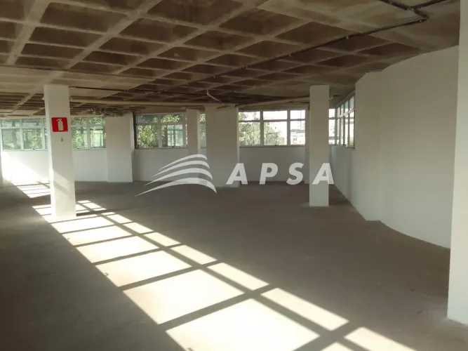 EXCELENTE SALA COMERCIAL COM 256,69M², DISPONÍVEL PARA LOCAÇÃO IMEDIATA PRÓXIMO AO BANCO I