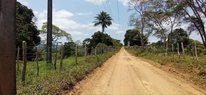 Vende-se um Sítio divisa da  Represa