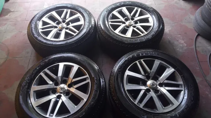 Rodas Aro 18" Originais  Seminovas Toyota - Hilux- C/pneus. ACEITO CARTÃO