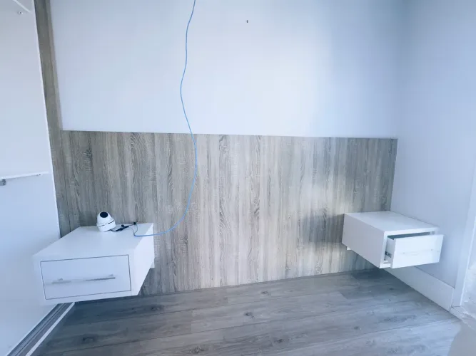 Cabeceira de cama com criado embutido