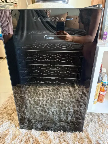 Adega Midea 24 garrafas