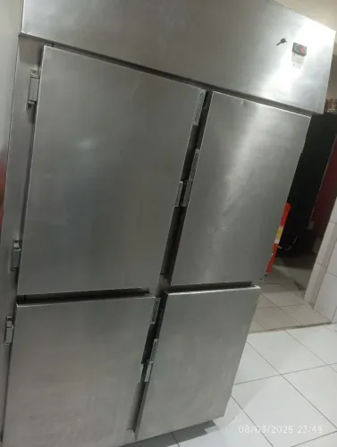 Vendo geladeira 4 portas idustrial