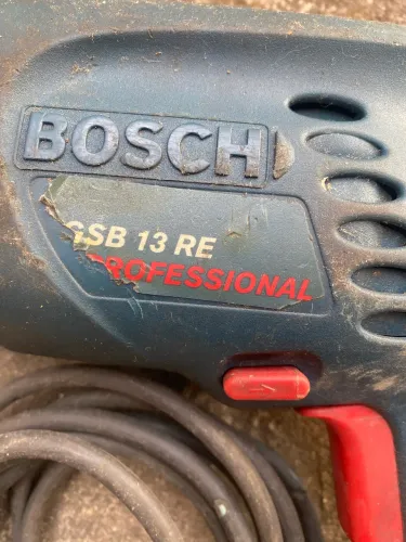 furadeira de impacto Bosch GSB 13 RE Professional.Possui motor potente de 550W