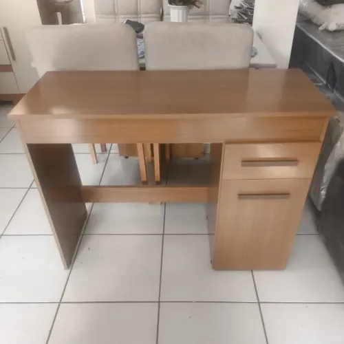 Mesa de computador Atenas cinamomo com off na PRONTA ENTREGA