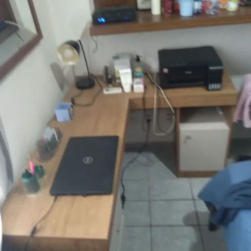 Vendo mesa de madeira no formato em L para estudos/escritório