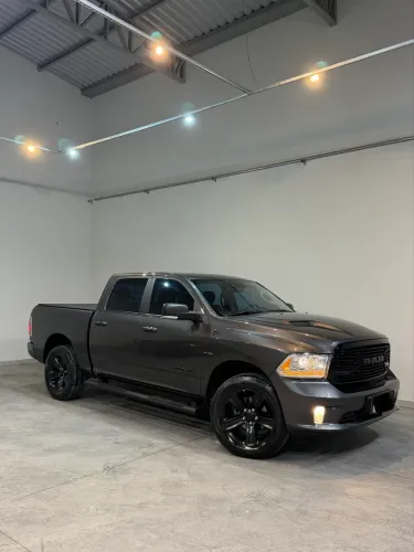 Ram Classic Laramie Night Edition 5.7 V8 16V Gasolina 4X4 Aut. 2022