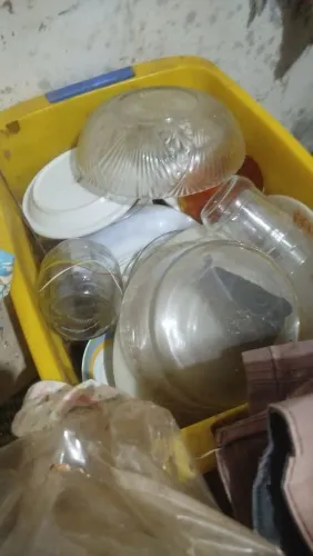 Estou vendendo um balde cheio de prato corpos e muito mas