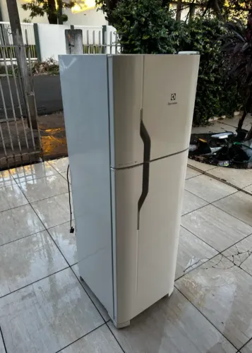 Geladeira Electrolux Frost Free 261 litros 127 volts Conservada Garantia