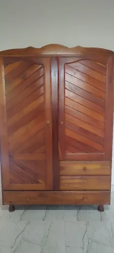 Guarda roupa de madeira