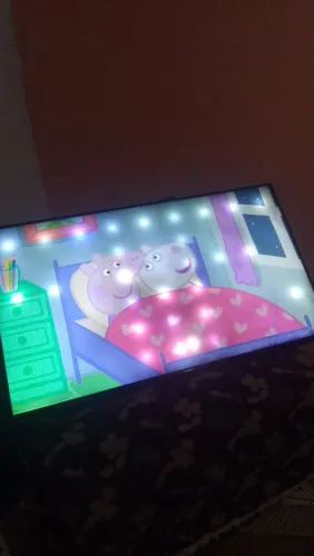 Só funciona perfeitamente, só está com esses pontos de luz, pela câmera aparece bem mas.