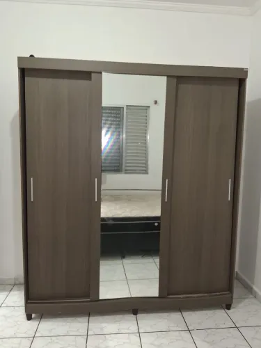 GUARDA-ROUPA ESPAÇOSO - LER ANÚNCIO
