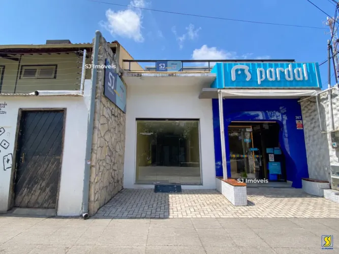 Loja funcional com mezanino e terraço na Rua Frederico Borges