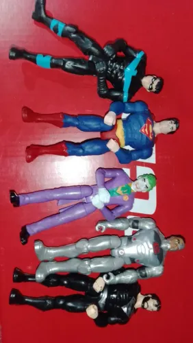 <br>Lote C Spin Master - 5 Bonecos Articulados (Batman, Superman, Coringa e mais!)Lote DC Sp