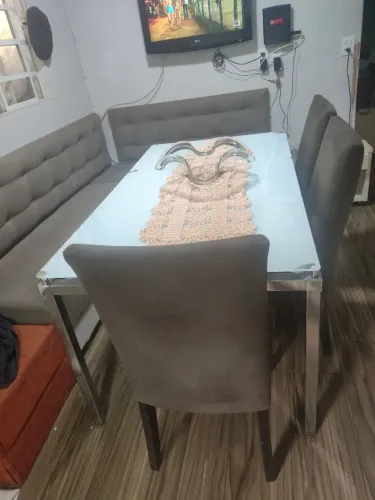 Canto alemão com mesa mais três cadeiras 