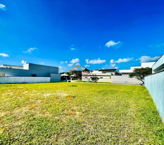 Terreno à venda no Condomínio Residencial Terrazzo Di Itália em Taubaté/SP.