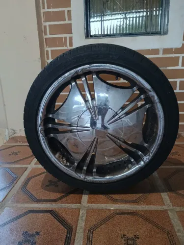 Vende-se um jogo de rodas aro 18 completo pneus com 3 meses de uso vale apena conferir
