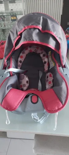 Carrinho de bebê com bebê conforto 