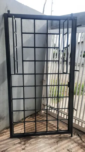 Porta nova de aço.