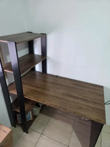 Escrivaninha com estante lateral - Preto/Pinho