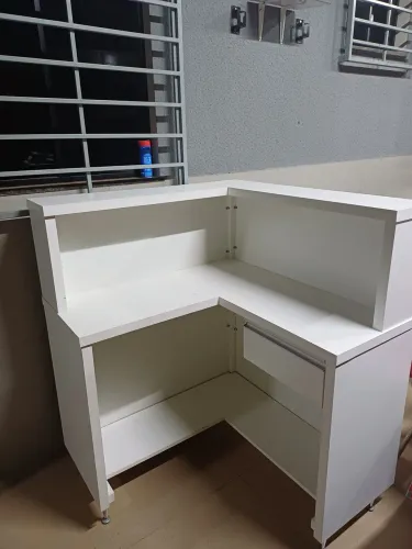 Balcão de caixa de salão com uma gaveta