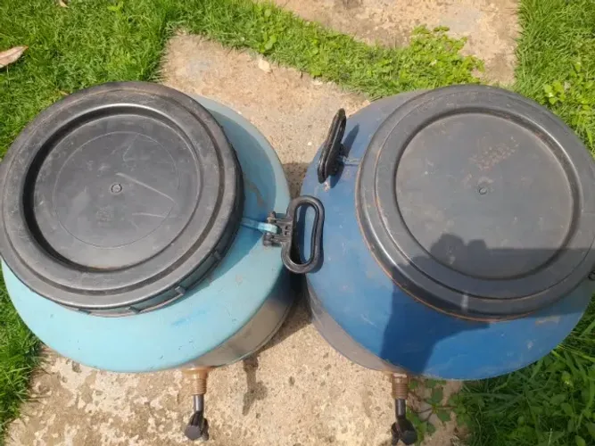 Dois Galões de 60 L, com tampa, alça e torneira.