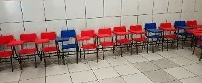 LOTE IMPERDÍVEL: 21 Carteiras Escolares Infantis (Universitárias)