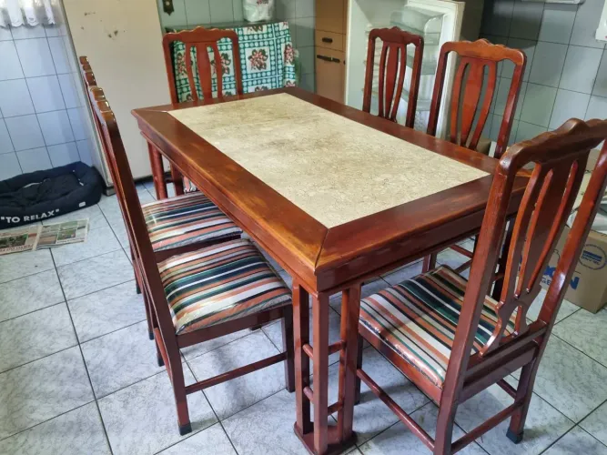 Vendo mesa 6 cadeiras em madeira com mármore