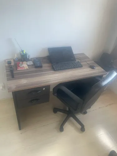 Mesa de escritório com cadeira
