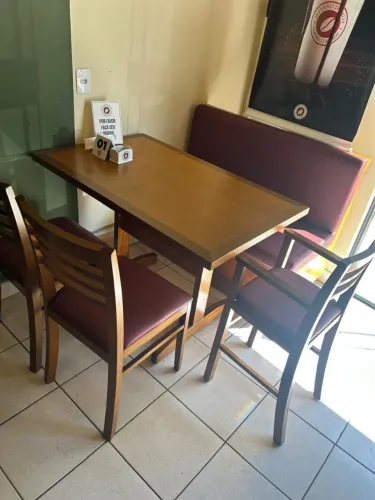Vendo Cadeiras e Mesas de Madeira