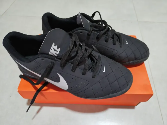 Vendo Chuteiras Nike e Adidas.