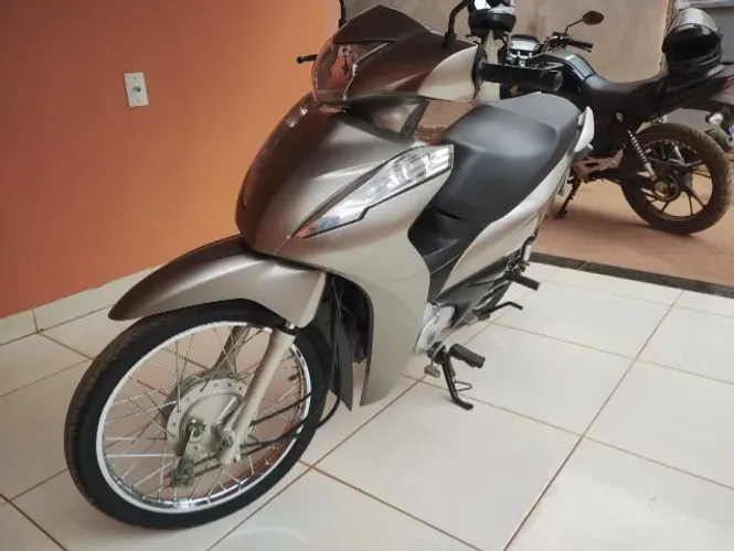 Biz 110i muito conservada.