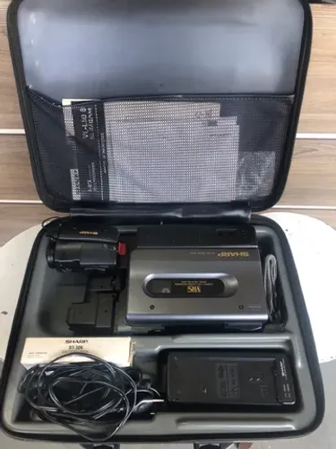 Filmadora antiga de época sharp com maleta