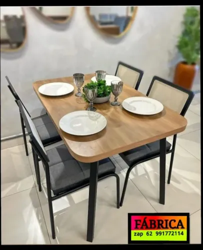Mesa de jantar Base e cadeiras no METAL LANÇAMENTO 