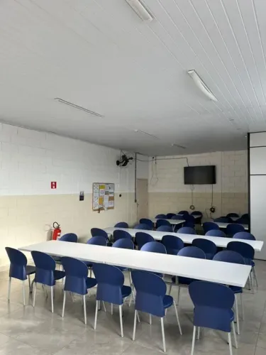 Mesa, cadeiras e lixeiras para restaurante direto da fábrica
