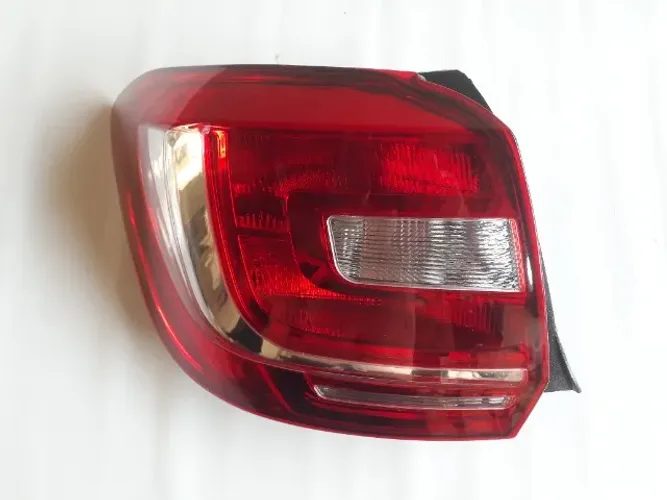 Renault Sandero 2016 - Lanterna traseira esquerda.