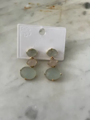 Brinco semi joia com pedras (3 cm)